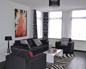 Modern Escape w/Dining | Scenic Sand Dunes and Picturesque Nature Routes - Bergen - Huiskamer