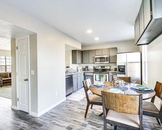 Spacious Utah Home 34 Mi to Salt Lake City - Tooele - Kitchen