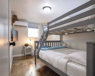 New · Charming Downtown Retreat with Hot Tub - Cañon City - Habitación