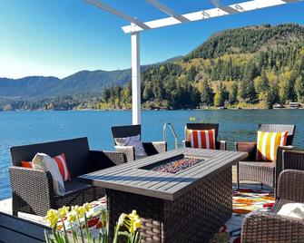 Lakeside Living with HotTub, Kayaks, Paddleboard; close to Olympic National Park - Joyce - Patio