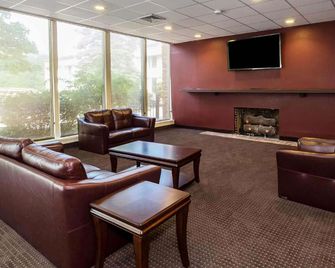 Days Inn by Wyndham Williamsport - Williamsport - Lounge