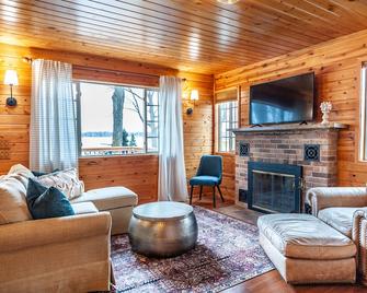 Cozy Clean Waterfront Cabin on Sugar Lake - Ice Fishing, Ski/Snowboard Nearby - Annandale - Living room