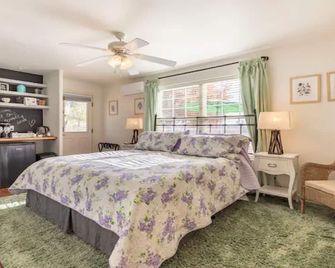 Hidden Gem! Rural Location, mins from Paso center. English style farm cottage. - Paso Robles - Bedroom