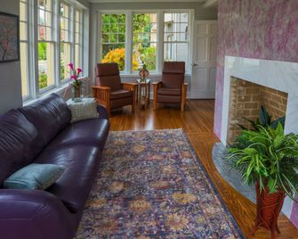 The Manor On Front - Harrisburg - Living room