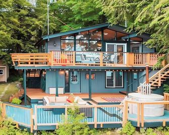 Alpine Lake House - Waterfront on Lake Muskoka - Port Carling - Building