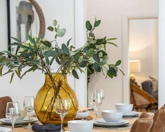 Ambrosia - Designer 3br Wifi - Collinswood - Dining room