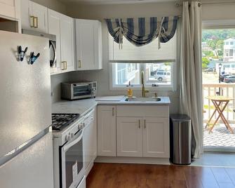 Ocean front with views from every window, walk to beach and dining! - Sea Bright - Cocina