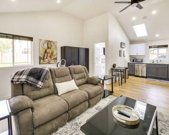 Modern Pacific Vacation Rental: 5 Mi to Lake Tapps - Pacific - Living room