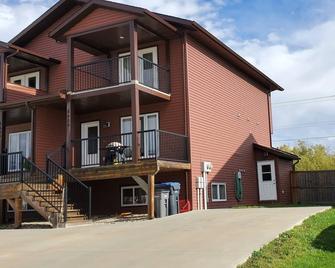 Basement Suite with own Driveway Parking and Private Entrance - Dawson Creek - Building
