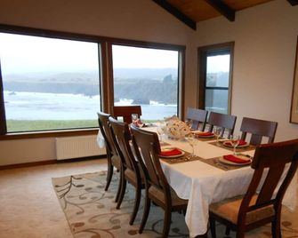 Sanctuary By the Sea-Dramatic Oceanfront with Hot Tub - Albion - Comedor