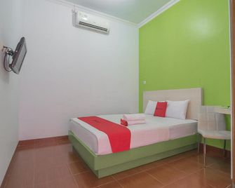 RedDoorz Plus near Alun Alun Kuningan - Kuningan - Habitación