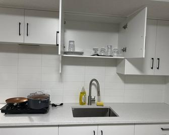 This is a cool, new area in Cobblestone creek, Airdrie AB, suitable for a couple - Airdrie - Kitchen
