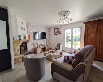 Maison rénovée 3 ch. avec grand jardin et véranda, proche commerces à Aizenay - FR-1-426-467 - Aizenay - Salon