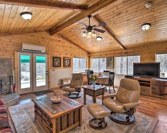 Victor Woodland Cabin Retreat with Fire Pit - Victor - Sala de estar