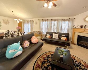 Clean, Family Friendly, Spacious, Comfy Mattress, All 3 King Beds - West Valley City - Living room