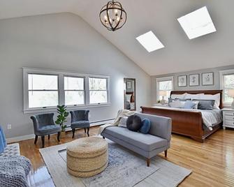 Spacious, Comfy Colonial, minutes to Boston and highways - Milton - Bedroom