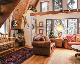 Blanche's Retreat by Cottonwood Lodging - Solitude - Living room