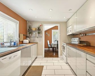 Charming Heritage Home with Theatre Room - Chatham-Kent - Keuken
