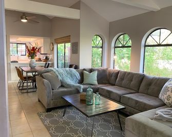 ~ Finding Your Oasis Paradise ~ Close To The Charming Downtown Palm Springs - Palm Springs - Sala de estar