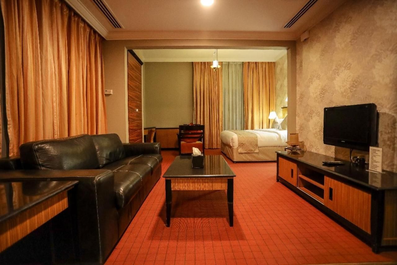 Creek Hotel thumbnail 2