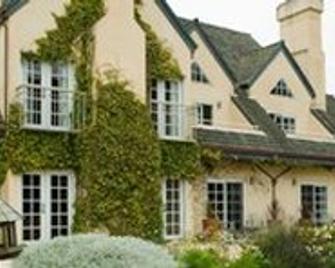Seal Cove Inn - Moss Beach - Building