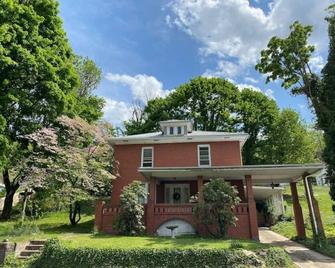 Potential Stay on Greenbrier Drive - Hinton - Edificio