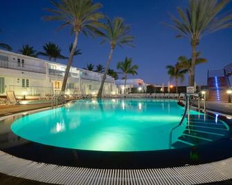 法里翁尼斯公寓 - 蒂亞斯 - 卡門港 - 游泳池