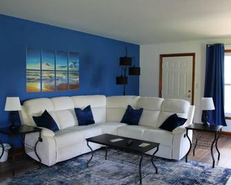 Charming 2-3 bedroom mid-century house in marvelous Morristown with AC, WiFi - Morristown - Wohnzimmer