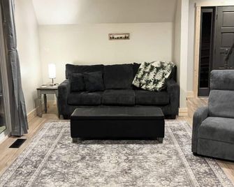 Cozy Cabin Retreat - Relax & Unwind in Wytheville - Wytheville - Living room