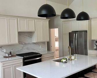 Brand new lake house on private lake - Deerwood - Kitchen