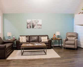 Texas Roots: King Beds and Modern Comfort - McKinney - Huiskamer