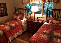 Spacious 4 Bedroom Sleeps 12 Luxury Mountaintop Home - Highlands - Bedroom