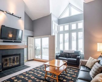 Blue Mountain Slopeside Chalet in Chateau Ridge - The Blue Mountains - Living room