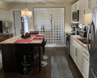 Cozy private waterfront retreat - Elkton - Kitchen