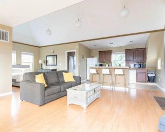 Spacious Studio Apartment Minutes from Downtown, Private Parking - Seattle - Sala de estar