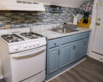 2 Bedroom Sleeps 6. 1 blocks from Pier Village - Long Branch - Kitchen