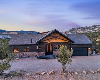 Sandstone Pointe, Elegance Among the Cliffs - Mount Carmel - Edificio
