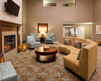 GrandStay Hotel & Suites Delano - Delano - Living room