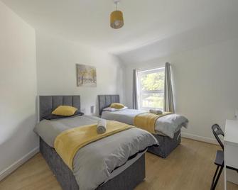 Birmingham Contractor House sleeps 8 Private Garden near M6 Motorway Business Wi-FI - Birmingham - Bedroom