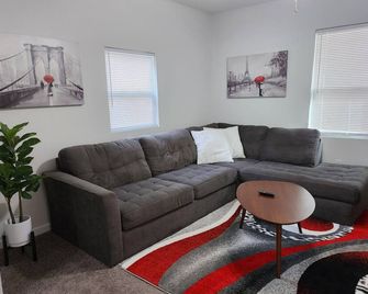 Quiet spacious 1BR Centrally Located w Parking/Washer/Dryer onsite. Hi Sp Wifi! - Hanahan - Living room