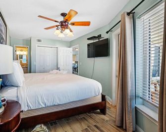 Boardwalk 281 | Outdoor Pool + Onsite Restaurant - Gulf Shores