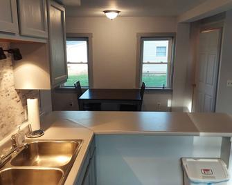 3 Bedroom 2 Bath House for short term rentals. Ski, bike, golf, boat and hike! - Fair Haven