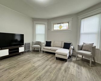 Newark Oasis: 10 Min From Ewr Airport - Newark - Sala de estar