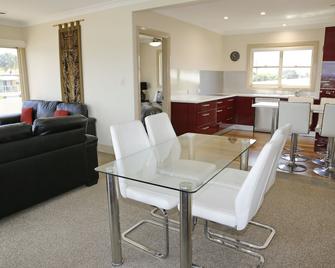 Hampton Court Apartments - Brisbane - Dining room