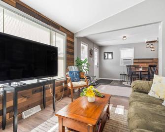The Love Shack! Hot Tub, Great Couples Get Away! - Lexington - Living room