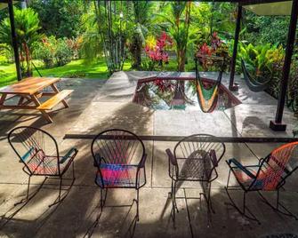 Walk to the beach, chill by the pool. Casa Sol! - Pavones - Patio