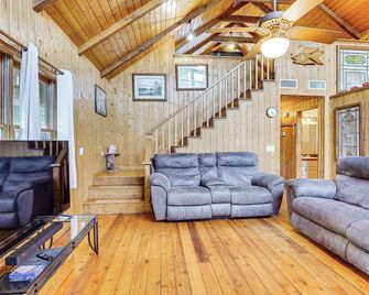 Dog-Friendly Home with Dock on Suwannee River! - Trenton - Living room