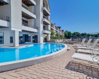 117A Edgewater Inn Condo - Charlevoix - Pool