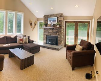 Jay Peak 3 Bedroom Trailside condo. Closest walk to ice rink and water park!! - Jay - Living room