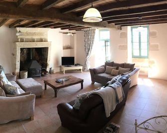 Traditional French farmhouse, private pool, stunning country views, sleeps 10 - Montboyer - Sala de estar